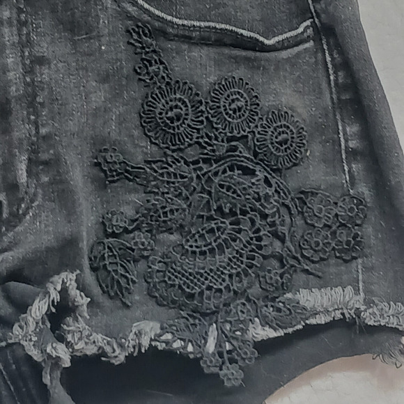 American Eagle Outfitters Black Shortie Denim Crochet Detail Shorts Size:4 26x2 - Picture 8 of 15